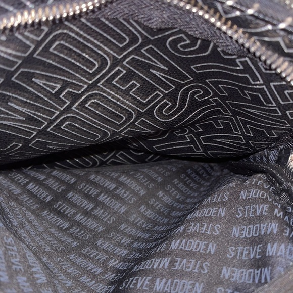 $20 (𝙇𝘼𝙎𝙏 𝘾𝙃𝘼𝙉𝘾𝙀)NWOT:Steve Madden Black Crossbody Bag - Picture 9 of 9